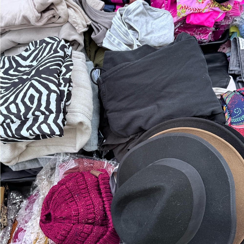 5lb mystery women’s (XS-M) clothing box with extras! Closet update, resell, gift - Picture 9 of 10